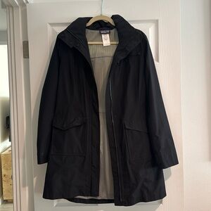 Patagonia women’s size small rain parka black